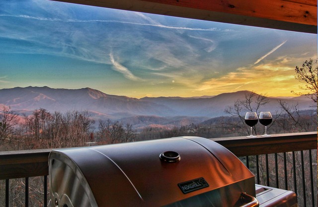 AMAZING Cabin! 5 Fireplaces! Covered Deck! STUNNING View! Hot Tub! Game Room!