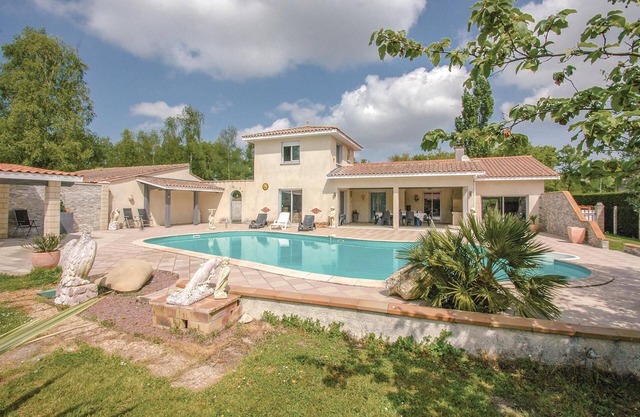 Amazing home in Saint-Vivien-de-Medoc