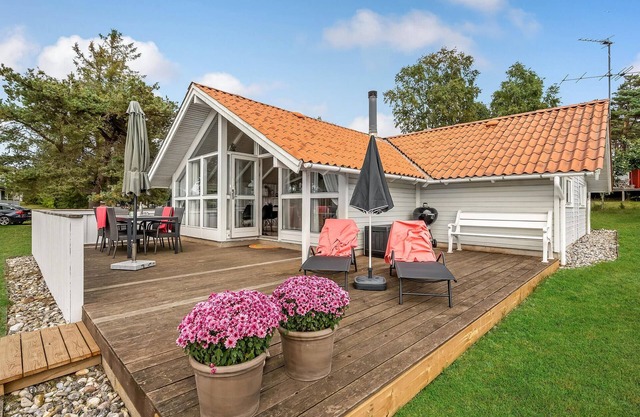 Amazing home in Ebeltoft with house sea view