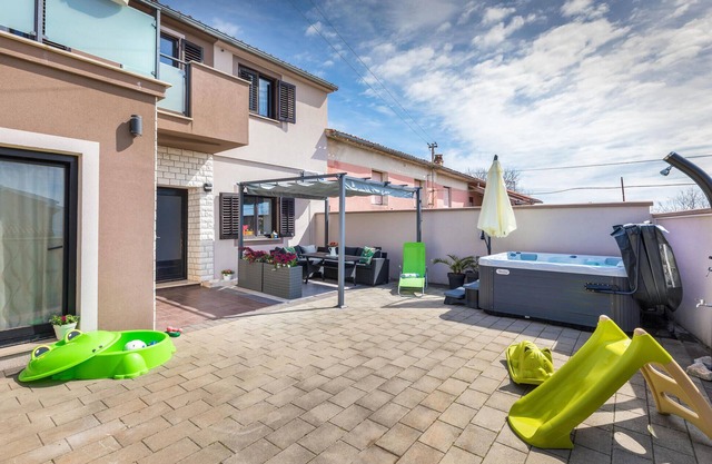 Amazing home in Marcana with jacuzzi