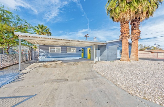 Amazing House- 2 minutes from the strip!
