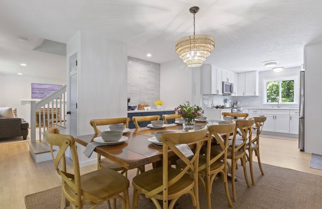 AMAZING Location! Hottub! Walk 2 beach! Slps 9