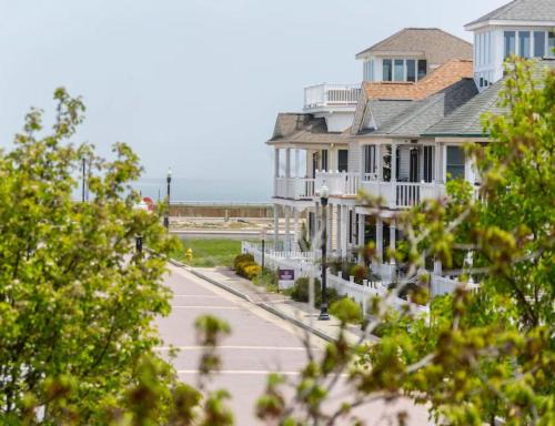 AMAZING! Luxury 5BR, Steps to beach and Fun! Fully Renovated Beach house!