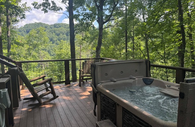 Amazing Mtn View, Secluded, hot tub, pool, 4 Miles to Pigeon Forge,