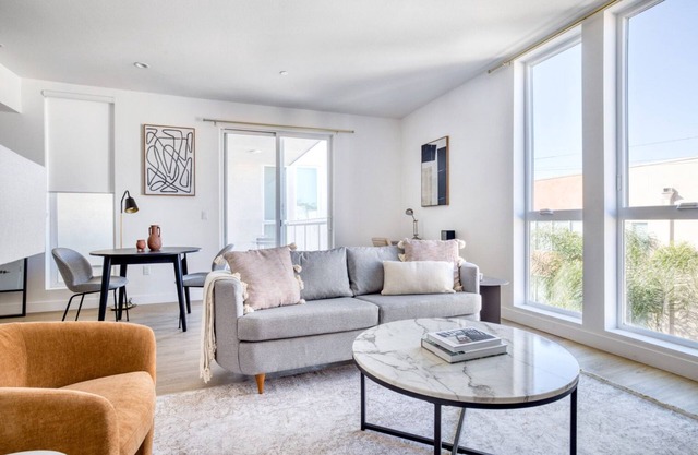 Amazing NoHo Studio w/Gym, W/D & Roof Terrace, near TJ, by Blueground
