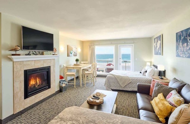 Amazing Ocean View Suite - Sleeps Six - Pool Access & Hot Tub!