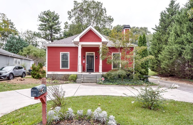 Amazing, remodeled, charming getaway w/swimming pool, close to fun and dining!