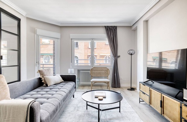 Amazing Retiro 3BR, in the best area of Madrid, by Blueground