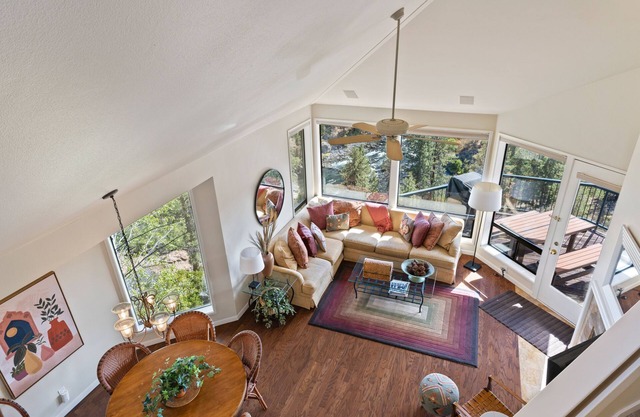 Amazing River Views with Private Hot Tub