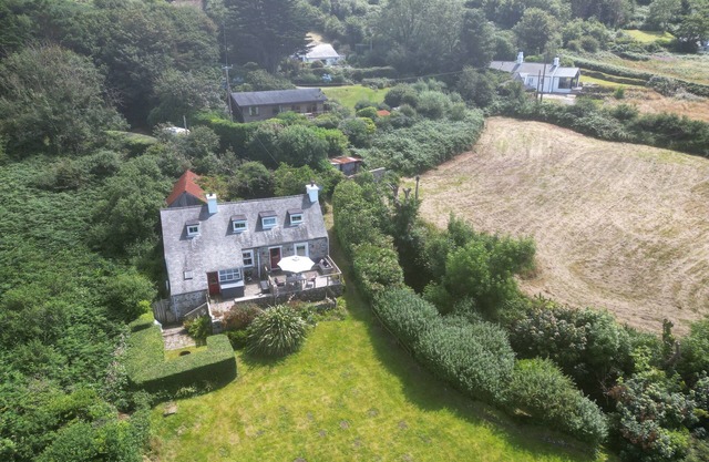 Amazing sea views Set in 7 acres of fields Dog friendly On the welsh coast path.
