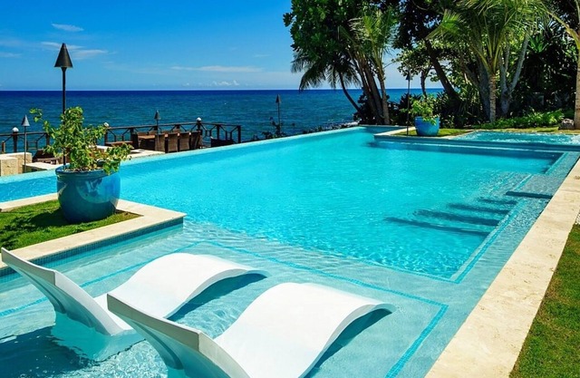 Amazing Seafront Villa in Montego Bay, Private Infinity & 2 Sea-Water Pools, Gym, Spa & So Much More