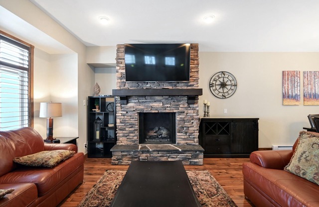 AMAZING Ski in Ski Out with Private Hot Tub - 2 Primary suites