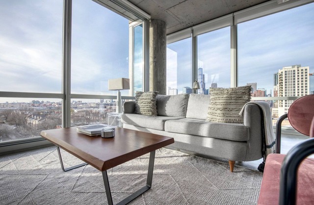 Amazing South Loop 2BR w/Rooftop, 3 Blocks to Grant Park, by Blueground