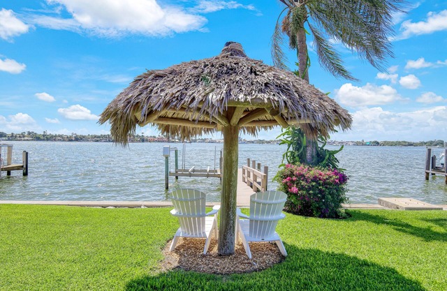 Amazing sunsets on Naples Bay - mins from 5th Ave - Contact for monthly rates