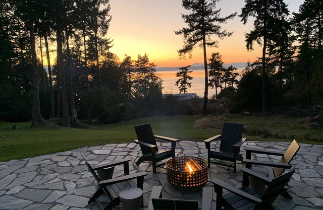 Amazing sunsets! Water view, hot tub, close to town, fire pit.