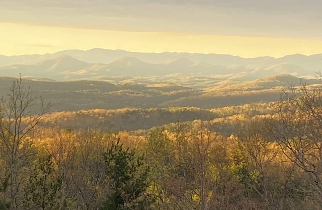 Amazing view,sleeps 7 hot tub,Wi-Fi, game room,fire pit total privacy on 4 acres