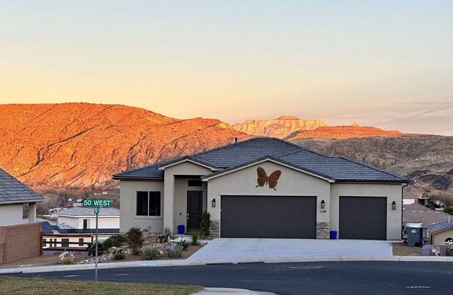 Amazing VIEWS, NEW quiet home, bonus Fitness Room!
