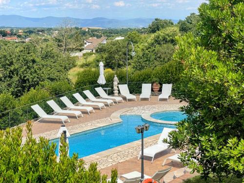 Amazing villa on Umbrian hill overlooking lake - sleeps 24 - Pool and Jacuzzi