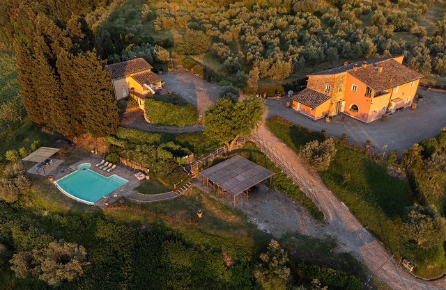 Amazing villa with cottage, 2 pools and jacuzzi just a few km from Florence