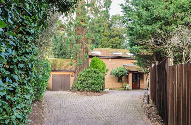 AMBERLEIGH, pet friendly, with open fire in Greetham, Rutland