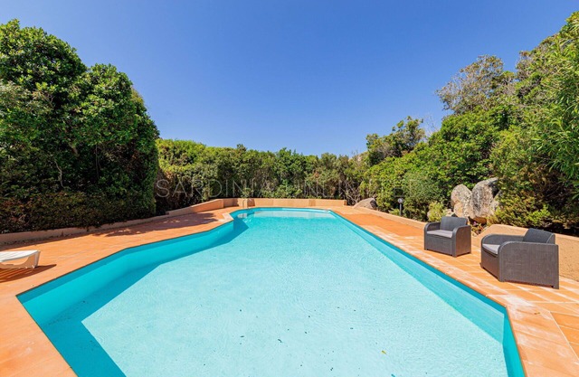 Ambra: holiday house with shared pool