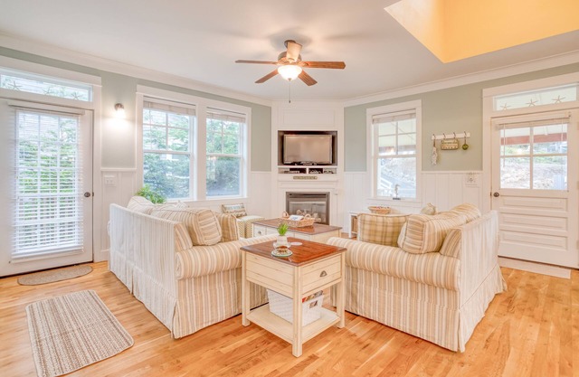 Amenities Galore in Olivia Beach Cottage, Hot Tub, King Suite!
