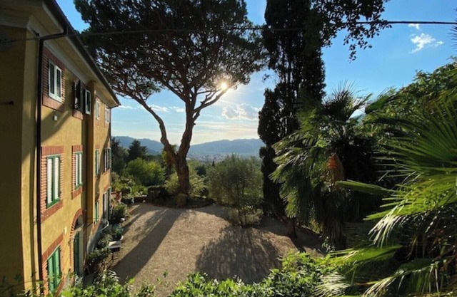 Amongst Mediterranean perfumes and colors W/pool, garden, private parking