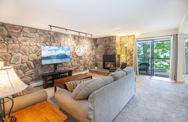 Amphitheater | Lake View, Pool-Hot Tub