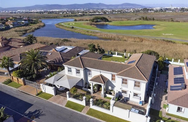An amazing villa overlooking the golfcourse and only 5 minute walk to the beach.