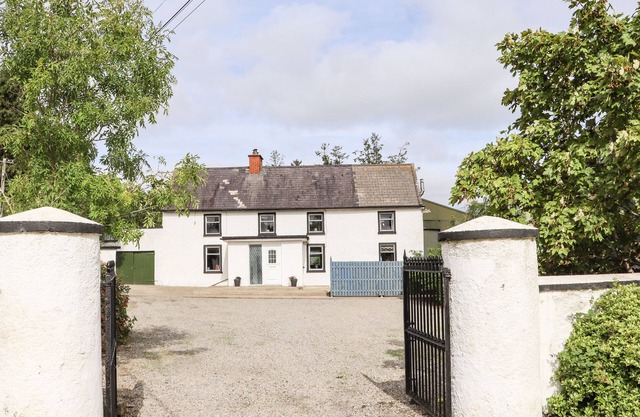 AN GRIANAN, pet friendly, with open fire in Adamstown, County Wexford