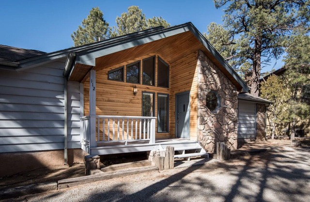 Angulo! Cozy cabin with hot tub