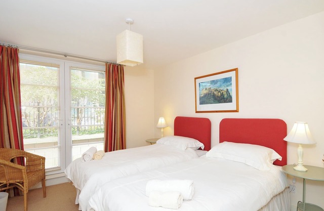 Annandale Street [202] is Bright 2 bed residential flat near Leith Walk with private secure parking