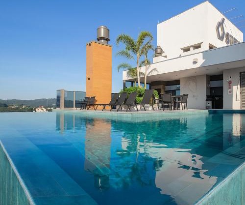 Ap completo a 900m da Oktoberfest com Piscina, academia, Wi-Fi, ar condicionado e garagem privativa