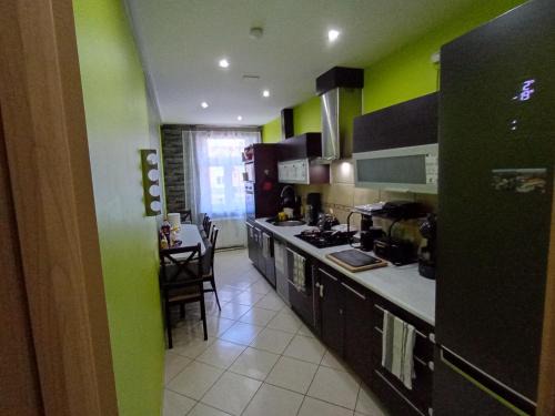 APARTAMENT VENGE -CAŁE MIESZKANIE 46m2 NA WYŁĄCZNOŚĆ - Z JEDNĄ SYPIALNIĄ I JEDNYM SYPIALNO-SALONEM -3 PIĘTRO BEZ WINDY- REZERWACJA BEZ KARTY KREDYTOWEJ-KLIMATYZACJA-NETFLIX-2 ŁÓŻECZKA DZIECIĘCE