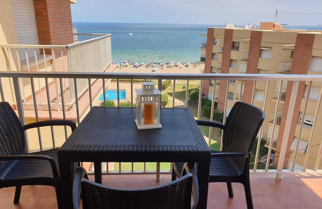 Apartamento con Salida Directa a la Arena. Gran Piscina y Vistas al mar