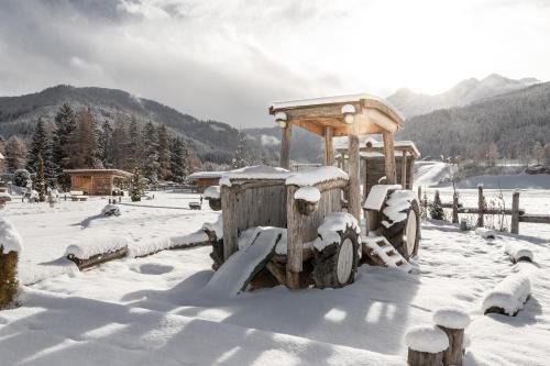 Aparthotel Familiaris - Family Apartments - Pools & Spa in Dolomites