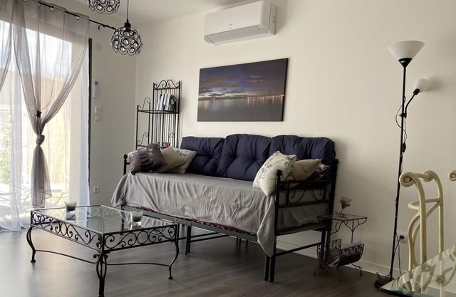 Apartment 'Très Beau T2' with Private Terrace, Private Garden and Wi-Fi