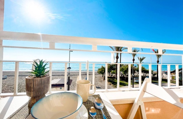 Apartment on the 1st line of the Sabinillas beach with sea views