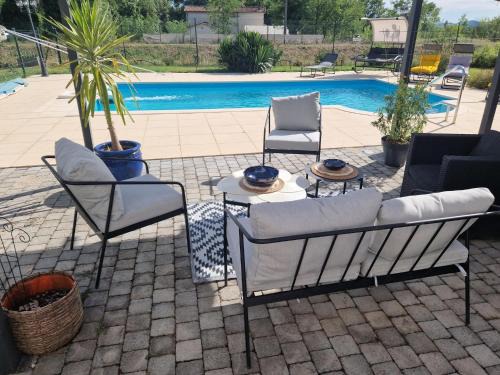 Apartment with swimming pool, wifi
