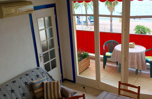 Apartment 30 m2 in Cagnes between Cannes and Nice 30 meters from the beach, sea view