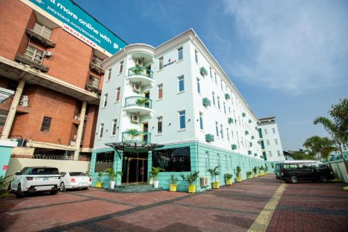 Apartment 79 Hotel & Suite