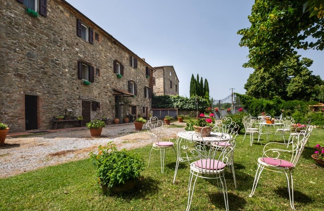 Apartment "Agriturismo La Pieve - Tulipani" with Shared Pool & Wi-Fi