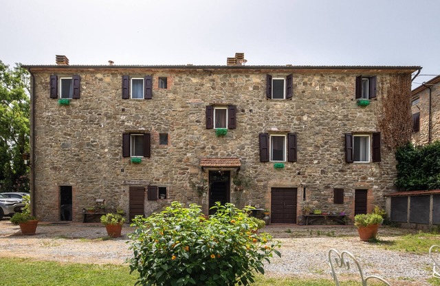 Apartment "Agriturismo La Pieve - Rose" with Shared Pool & Wi-Fi