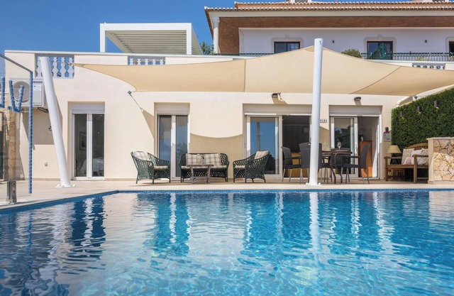 Apartment Abelha with Sea view, Infinity pool, Shared Garden & Wi-Fi