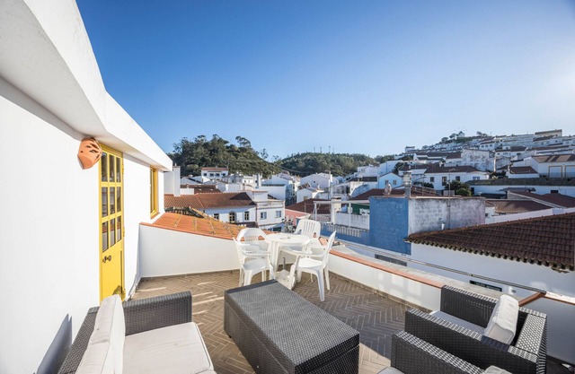 Apartment 'Amarelo' with Private Terrace, Balcony and Wi-Fi