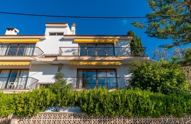 Apartment 'Apartamento Ponent 3' with Private Terrace, Wi-Fi and Air Conditioning