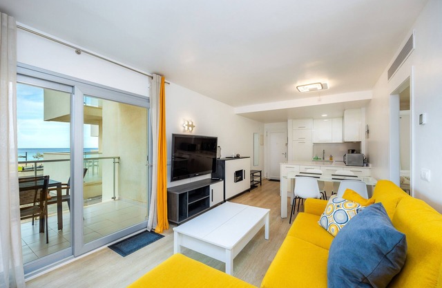 Apartment 'Apartamento Olga' with Sea View, Wi-Fi and Air Conditioning