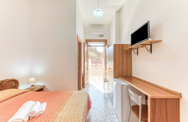 Apartment 'Appartamento Lido Marini' with Sea View, Private Terrace and Air Conditioning