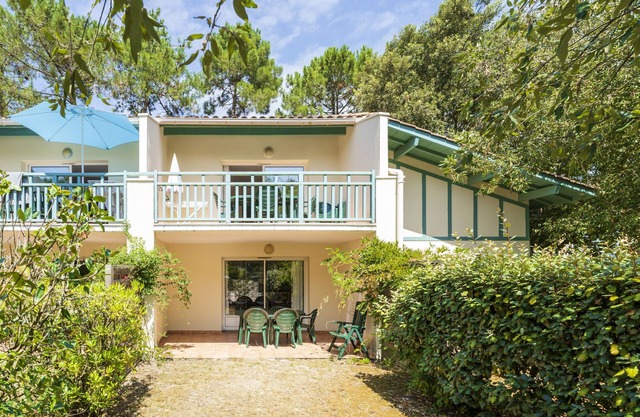Apartment 'Appartement Domaine De Pinsolle' with Private Terrace and Balcony