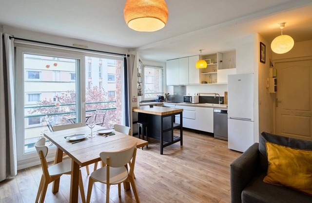 Apartment balcony/parking space near train station